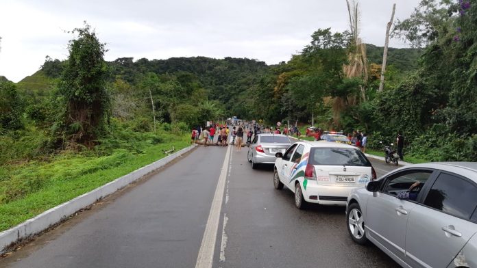 indio-protesto-ubatuba-na-rodovia-rio-santos