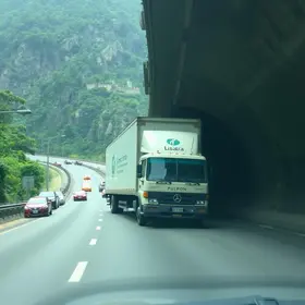 caminhão entalado em túnel de Muriqui