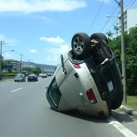 carro capota na Rio-Santos